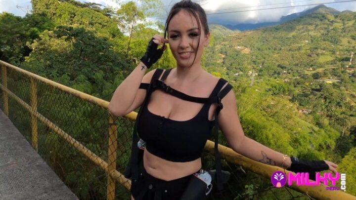 Milkyperu – Kourtney Love – Sexy cosplayer tetona esta sola en la calle