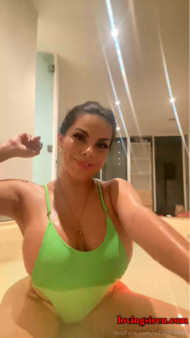 Lizbeth Rodriguez – en vivo en el jacuzzi en trikini