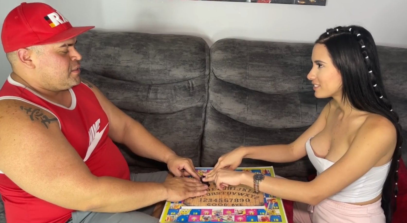 AMBAR PRADA JUEGA A LA OUIJA Y SALE FOLLADA XXX