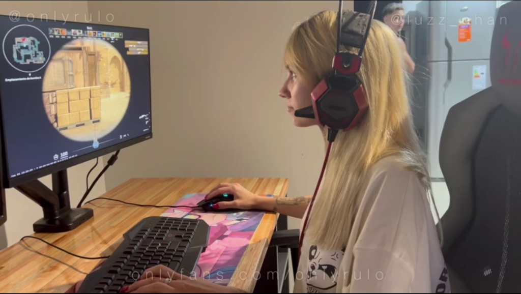 NOVIA GAMER – LUZZCHAN – MI NOVIO ME REGALA AURICULARES NUEVOS Y LE RECOMPENSO CON SEXO