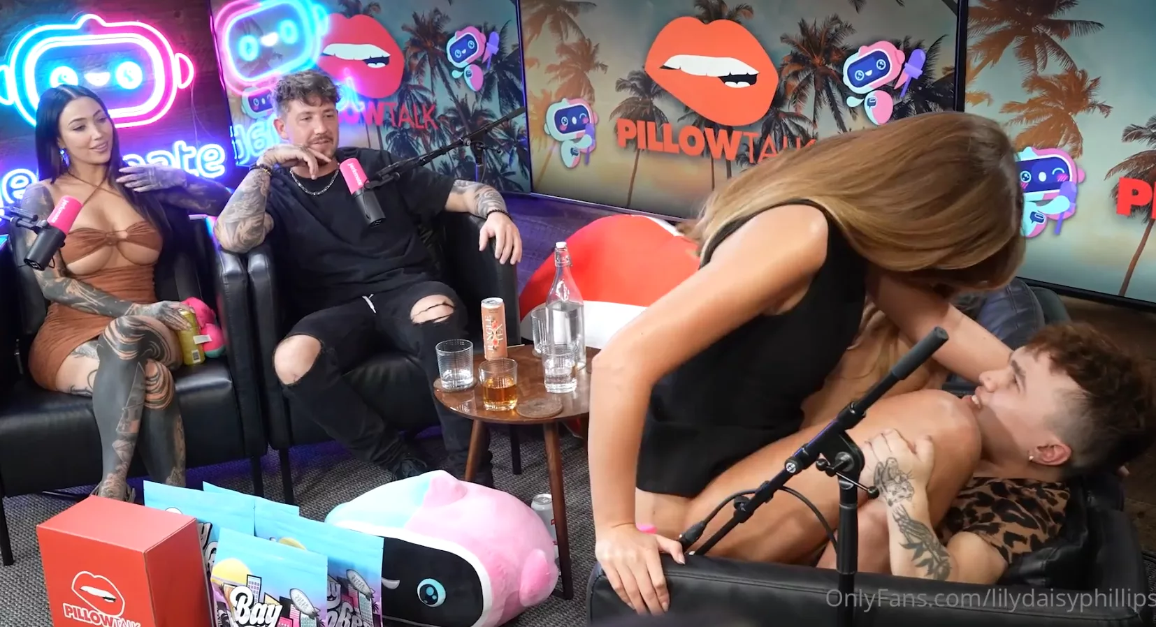 Lily Phillips – FOLLANDO A UN ENANO EN PILLOWTALK SIN CENSURA XXX