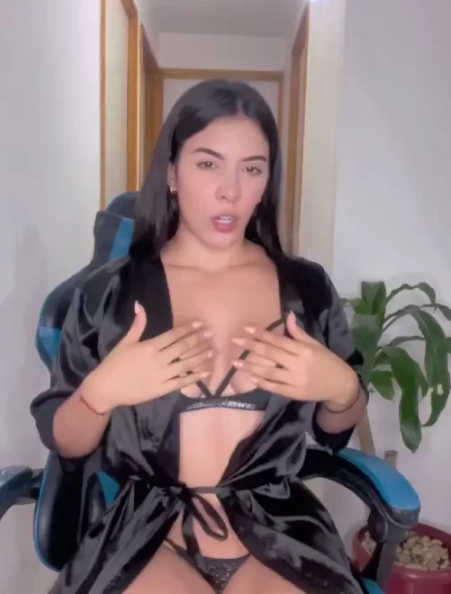 Marelys Dorazio – Sexy Latina Shows Off in Front of the Camera