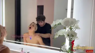 Cas Summer enciende el baño en una sex tape húmeda y apasionada