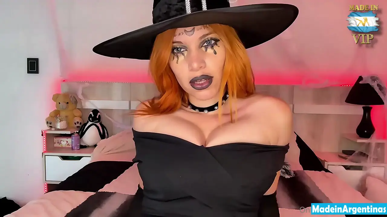 MIA GRECO – ¿TRUCO O TRATO? ¡TU BRUJITA SEXY!